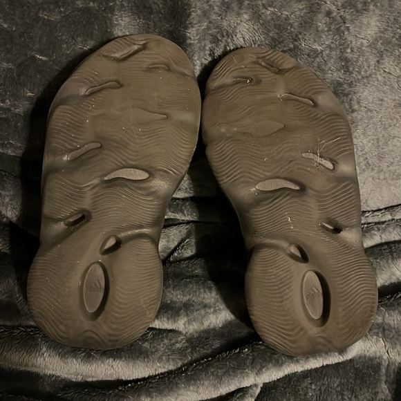 Easy foam runners from GOAT size 7 in men’s lightly worn onyx - Picture 3 of 12